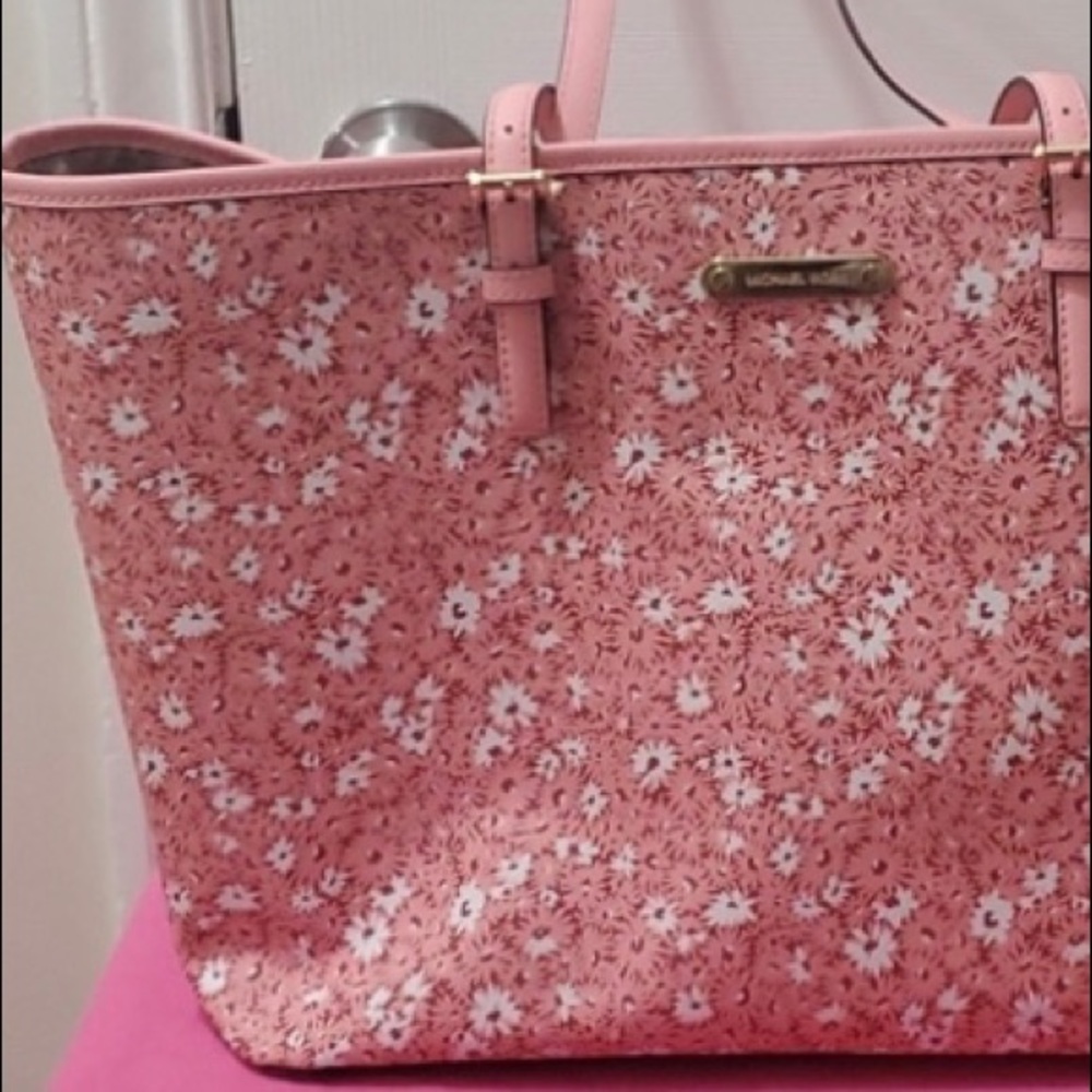 BNWT Authentic Michael Kors floral jet set travel large carryall tote
Color PINK
